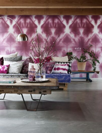 papier peint panoramique motif shibori tie-dye couvrant le mur entier rose intense fuchsia