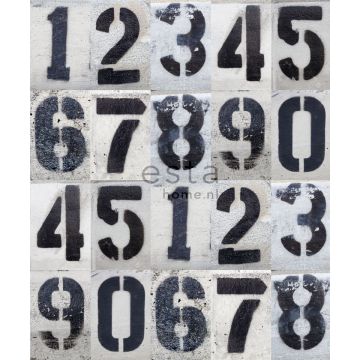 papier peint panoramique numéros peints à l'aérosol sur un mur de béton noir et blanc